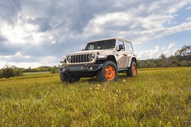 Jeep показала Wrangler JL-2A: вид спереди сбоку на поле