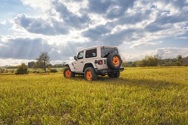 Jeep показала Wrangler JL-2A: вид сзади сбоку на поле