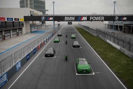 BMW M показала серию «100 Jahre Nürburgring» к столетию трассы: машины и мотоциклы на стартовой прямой