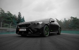 BMW M показала серию «100 Jahre Nürburgring» к столетию трассы: чёрный универсал вид спереди сбоку на трассе