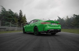 BMW M показала серию «100 Jahre Nürburgring» к столетию трассы: зелёное купе вид сзади сбоку на трассе