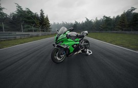 BMW M показала серию «100 Jahre Nürburgring» к столетию трассы: мотоцикл с обтекателем вид спереди сбоку на трассе