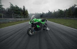 BMW M показала серию «100 Jahre Nürburgring» к столетию трассы: мотоцикл с высоким ветровиком вид спереди сбоку на трассе