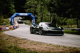 Genesis впервые вывела Magma GT и X Skorpio на горную дорогу: вид спереди сбоку на горной дороге под аркой