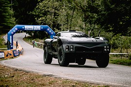 Genesis впервые вывела Magma GT и X Skorpio на горную дорогу: вид спереди на горной дороге под аркой