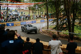 Genesis впервые вывела Magma GT и X Skorpio на горную дорогу: вид спереди на повороте среди зрителей