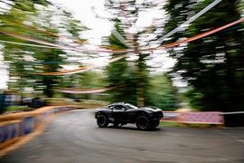 Genesis впервые вывела Magma GT и X Skorpio на горную дорогу: вид сбоку на горной дороге