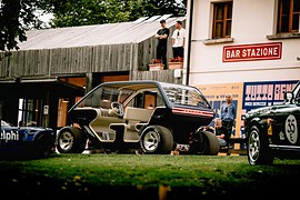 Genesis впервые вывела Magma GT и X Skorpio на горную дорогу: вид сзади сбоку у здания