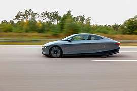 Volkswagen показала электропрототип Mission Efficiency с тремя рекордами: вид сбоку на дороге