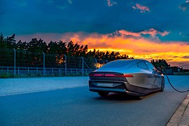 Volkswagen показала электропрототип Mission Efficiency с тремя рекордами: вид сзади на зарядке