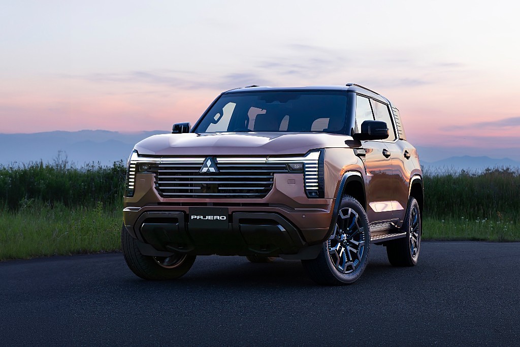 Новое поколение Mitsubishi Pajero показали в Токио: вид спереди сбоку