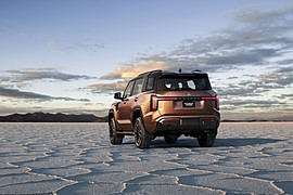Новое поколение Mitsubishi Pajero показали в Токио: вид сзади сбоку