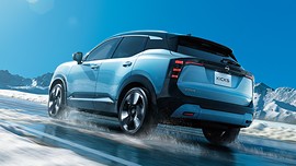 Nissan расширит европейскую линейку кроссовером Kicks e-POWER: вид сзади сбоку на снежной дороге