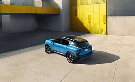 Nissan расширит европейскую линейку кроссовером Kicks e-POWER: вид сзади сбоку у здания