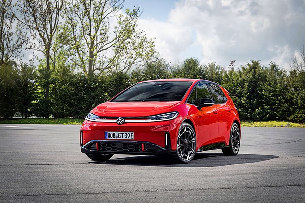 Volkswagen представила самый мощный GTI за 50 лет линейки: вид спереди сбоку на площадке
