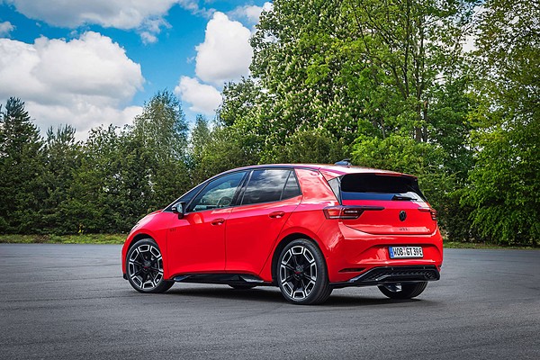 Volkswagen представила самый мощный GTI за 50 лет линейки: вид сзади сбоку у деревьев