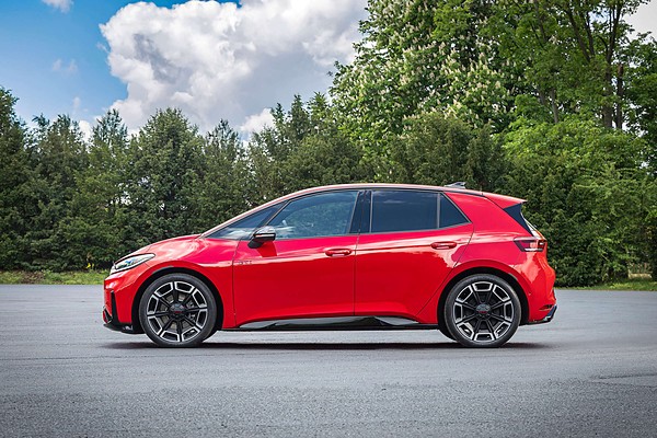 Volkswagen представила самый мощный GTI за 50 лет линейки: вид сбоку на площадке