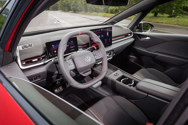 Volkswagen представила самый мощный GTI за 50 лет линейки: салон, торпедо и передние кресла
