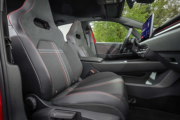 Volkswagen представила самый мощный GTI за 50 лет линейки: салон, передние кресла