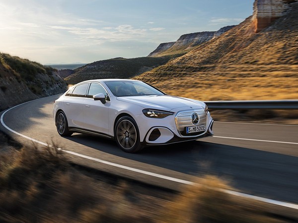 Mercedes-Benz открыла заказ на электрический C 300 4MATIC: вид спереди сбоку на дороге