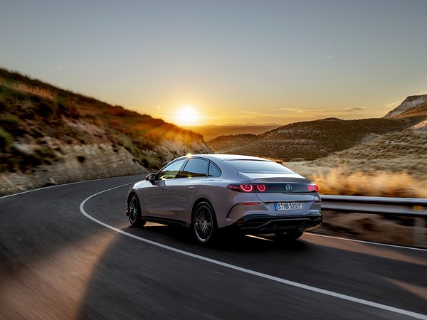 Mercedes-Benz открыла заказ на электрический C 300 4MATIC: вид сзади сбоку на дороге