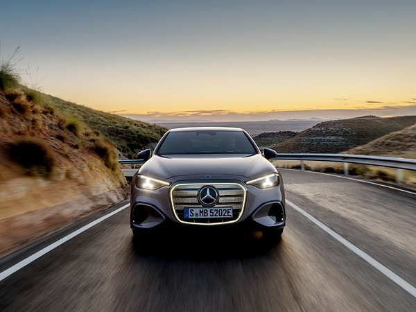 Mercedes-Benz открыла заказ на электрический C 300 4MATIC: вид спереди на дороге