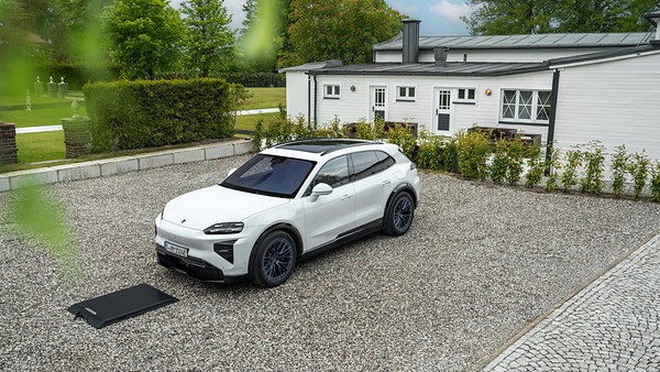 Porsche расширила опции электрического Cayenne: вид спереди сбоку у дома
