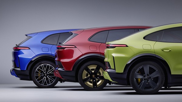 Porsche расширила опции электрического Cayenne: три машины в студии, вид сзади сбоку
