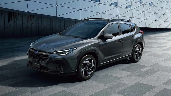 Subaru обновила гибридный Crosstrek: вид спереди сбоку у стены