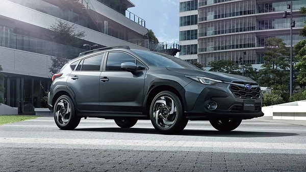 Subaru обновила гибридный Crosstrek: вид спереди сбоку у здания