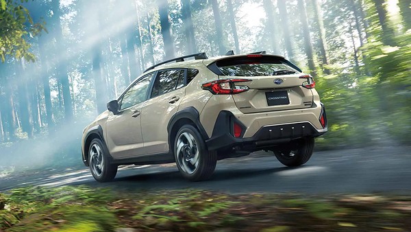 Subaru обновила гибридный Crosstrek: вид сзади сбоку в лесу