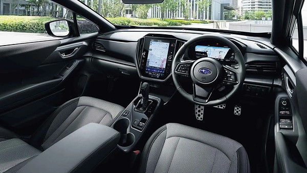 Subaru обновила гибридный Crosstrek: салон спереди, панель и руль