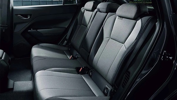 Subaru обновила гибридный Crosstrek: салон, задний ряд
