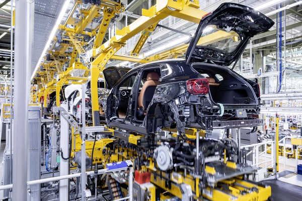 Mercedes-Benz запустила серийную сборку нового GLA: кузов на конвейере с жёлтыми манипуляторами