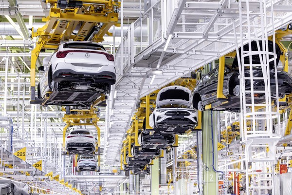 Mercedes-Benz запустила серийную сборку нового GLA: кузова на подвесном конвейере