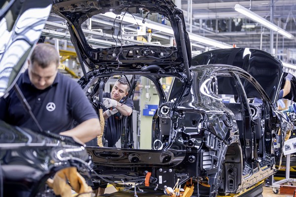 Mercedes-Benz запустила серийную сборку нового GLA: сборка кузова на линии