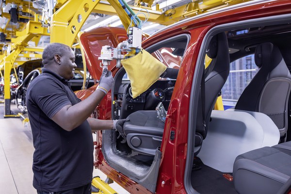 Mercedes-Benz запустила серийную сборку нового GLA: установка сиденья в салон