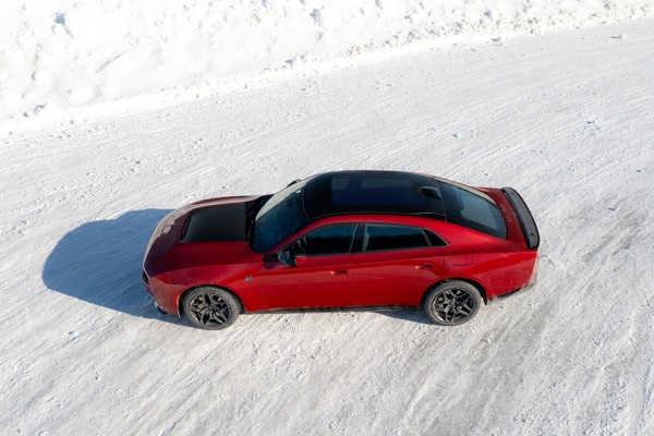 Dodge выводит восьмое поколение Charger в Европу: вид сверху сбоку на снегу