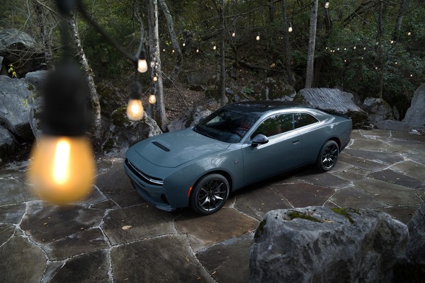 Dodge выводит восьмое поколение Charger в Европу: вид спереди сбоку у камней