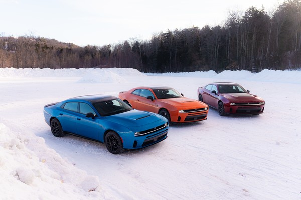 Dodge выводит восьмое поколение Charger в Европу: три машины на снегу, вид спереди сбоку