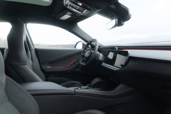 Dodge выводит восьмое поколение Charger в Европу: салон, передние кресла и медиаэкран