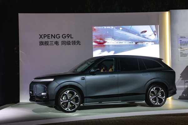 XPeng открыла продажи кроссовера G9L в Китае: вид сбоку на сцене