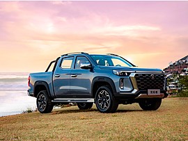 Дизельный Changan Hunter Plus получил комплектации Стандарт и Комфорт: вид спереди сбоку у воды