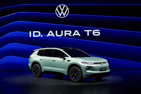 FAW-Volkswagen начала продажи электрического ID. AURA T6: вид спереди сбоку на сцене