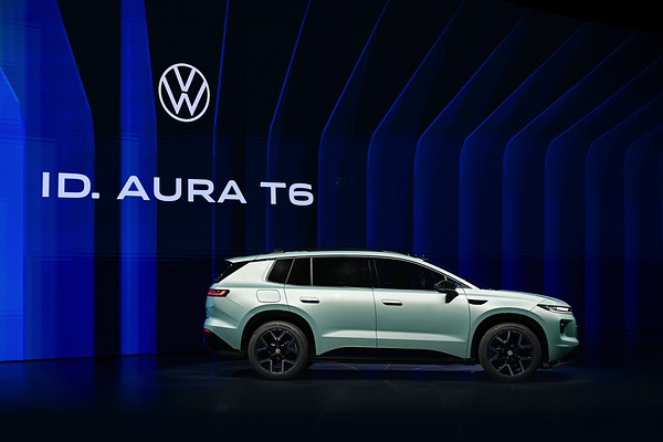 FAW-Volkswagen начала продажи электрического ID. AURA T6: вид сбоку на сцене