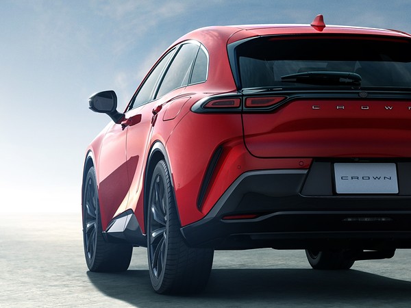 Toyota начала продажи обновлённых Crown Sport и Crown Sedan: кроссовер, вид сзади сбоку