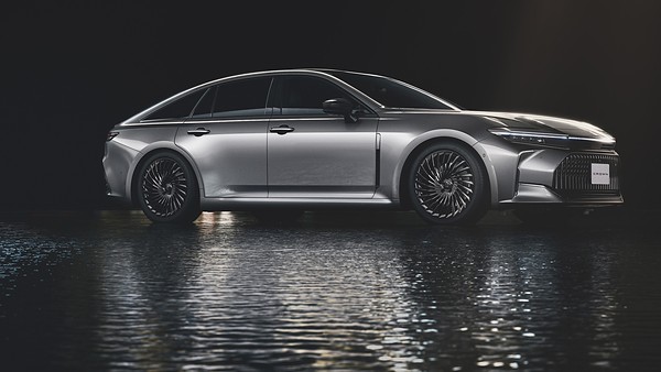 Toyota начала продажи обновлённых Crown Sport и Crown Sedan: седан, вид спереди сбоку