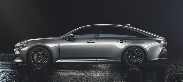 Toyota начала продажи обновлённых Crown Sport и Crown Sedan: седан, вид сбоку