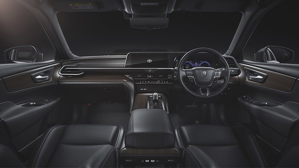 Toyota начала продажи обновлённых Crown Sport и Crown Sedan: передняя панель и передние кресла седана