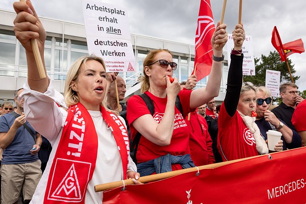 Немецкие автозаводы охватили протесты против увольнений